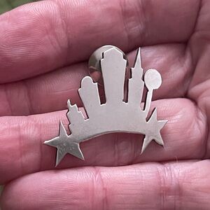STERLING SILVER TAMARA 2001 SIGNED SOUVENIR DALLAS TEXAS SKYLINE LAPEL PIN
